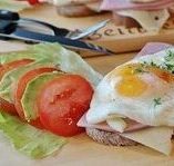 Koolhydraatarm eten? Gezonde tomaten, avocado en ei.