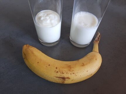 Een rijpe banaan, yoghurt en melk. De ingrediënten voor een gezonde bananen smoothie.