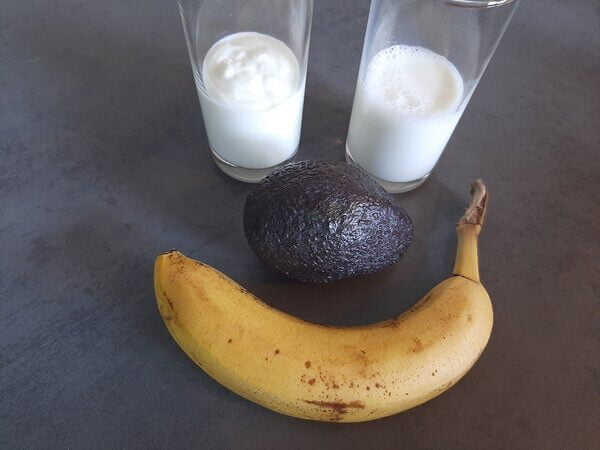 Banaan, avocado, yoghurt en melk voor een heerlijke bananen avocado smoothie.