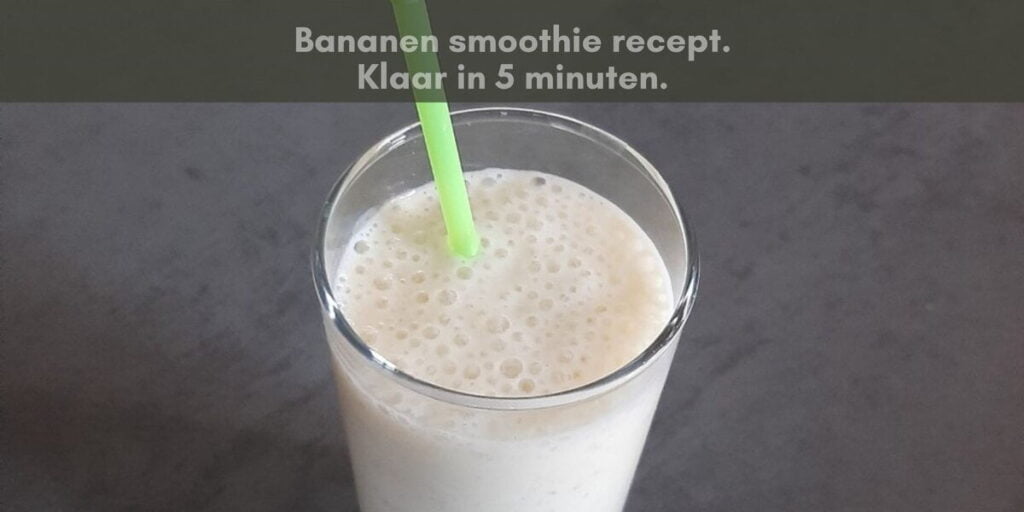 Bananen smoothie recept. Heerlijke smoothie in een glas met rietje.