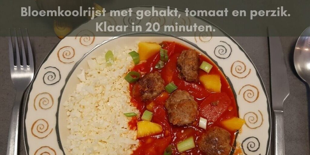 Bloemkoolrijst met gehakt, tomaat en perzik. Hier het recept voor een koolhydraatarm gerecht.