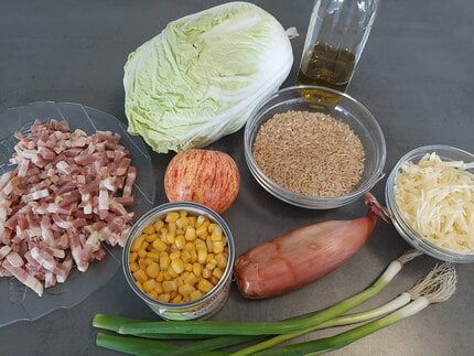 Ingrediƫnten voor recept: Chinese kool met rijst en spekjes.