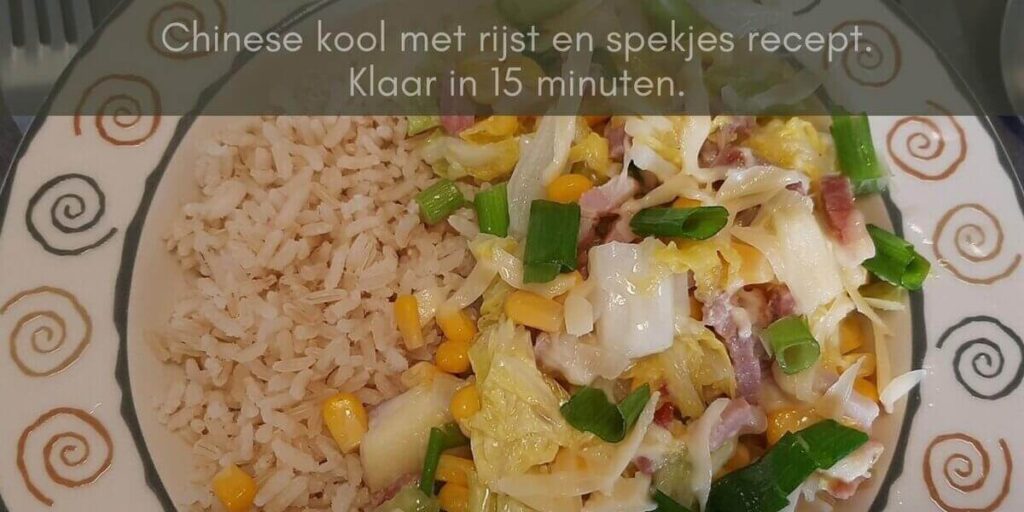 Op een bord ligt Chinese kool met rijst, spekjes, appel, mais en kaas. Heerlijk recept.