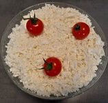 Bloemkoolrijst met enkele cherrytomaatjes. Klaar om in een heerlijk koolhydraatarm gerecht te verwerken.