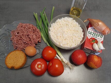De ingrediënten voor het recept bloemkoolrijst met gehakt, tomaat en perzik.