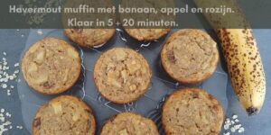 Havermout muffin met banaan, appel en rozijnen.
