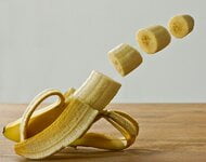 Een banaan om een heerlijke bananen smoothie te maken, samen met yoghurt en melk. Zie recept.