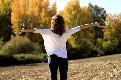 Een vrouw die mindful aan het wandelen is.