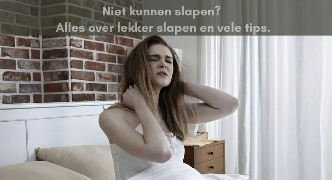 Vrouw in bed die niet kan slapen.