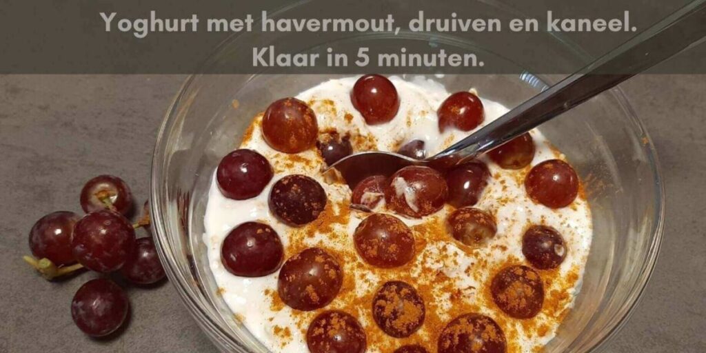 Yoghurt met havermout, druiven en kaneel.