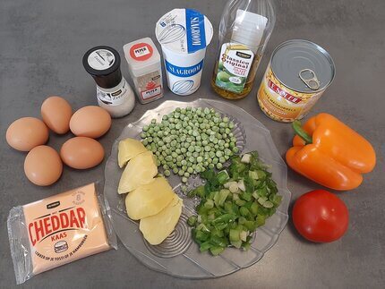Ingrediënten voor de omelet met tomaat, paprika, mais, erwt en lente-ui.