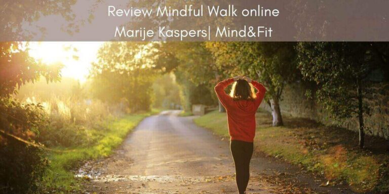 Relaxt wandelende mevrouw in de bossen. Ze heeft de mindful Walk cursus gevolgd.