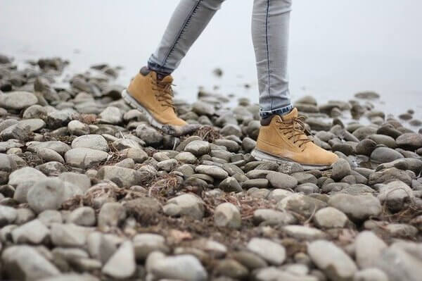 Een wandelende persoon. Wandelen is goed om stress te verminderen.