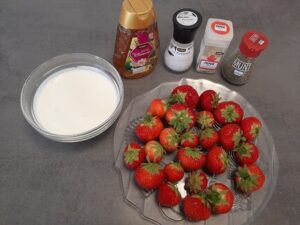 Aardbeien, yoghurt, honing, peper, zout en munt. De ingrediënten voor een heerlijke aardbeiensoep.