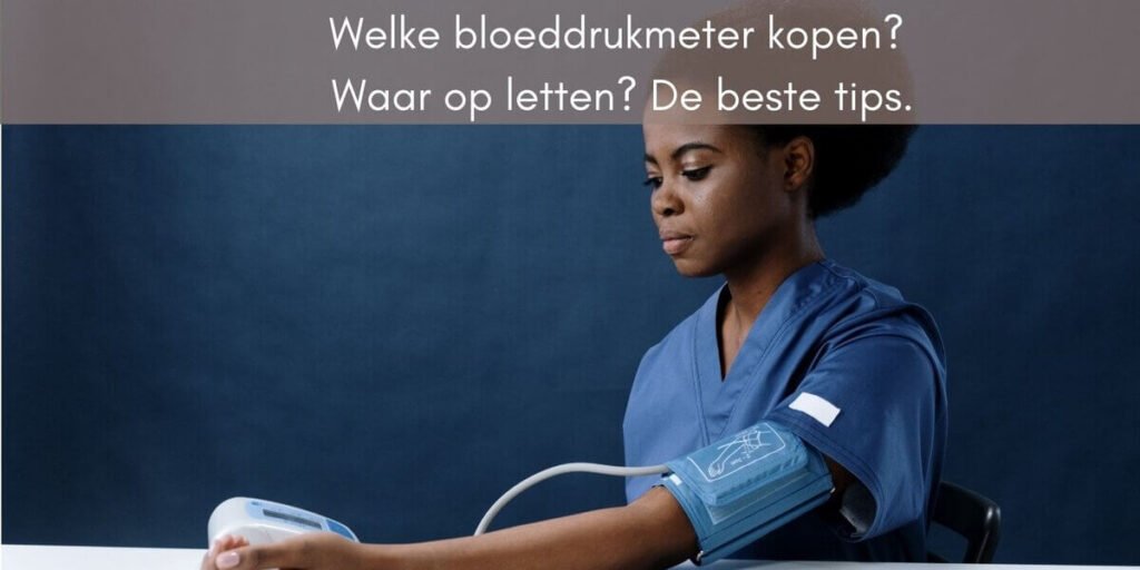 Mevrouw die zelf de bloeddruk meet met een bovenarm bloeddrukmeter.