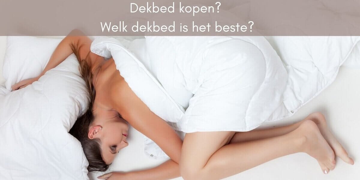 Slapende vrouw onder een wit dekbed.