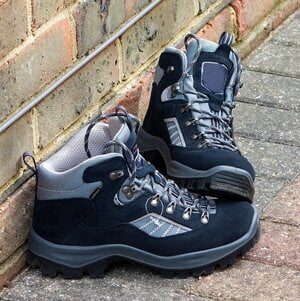 Een paar wandelschoenen voor het volgen van de Mindful Walk cursus.