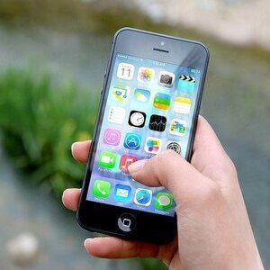 Een smartphone om de app van Mindful Walk op te installeren.