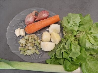 Ingrediënten van de slasoep: sla, winterpeen, sjalot, knoflook, aardappel, bleekselderij en prei.