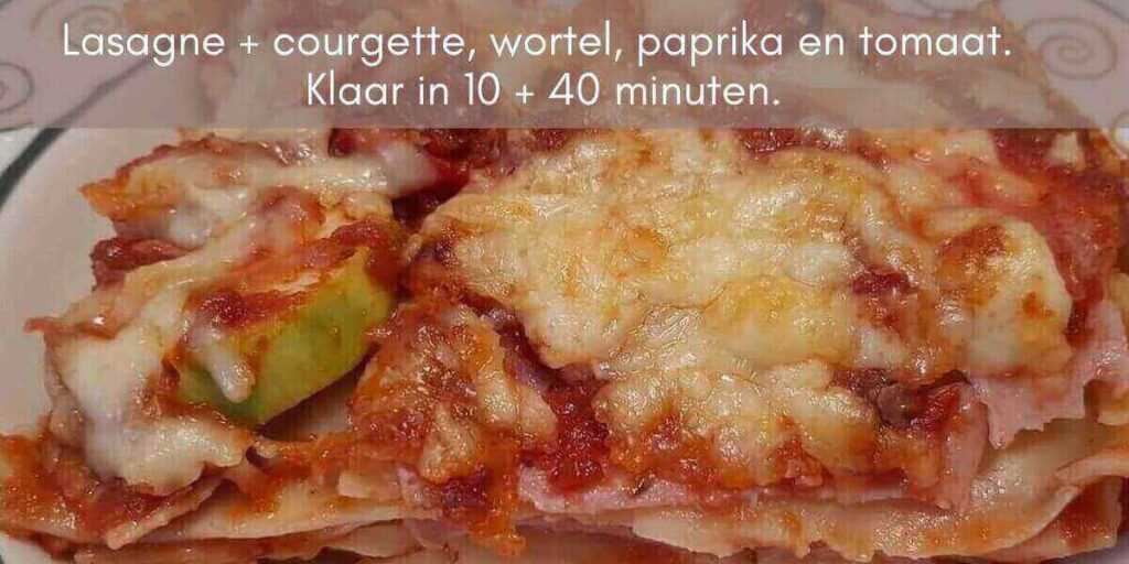 Lasagne op een bord. Klaar om heerlijk opgegeten te worden. Volg dit recept.