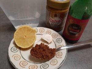 Ingrediënten van het recept zelf satésaus maken van pindakaas.