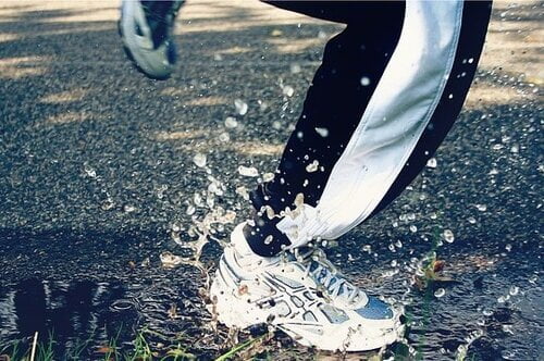 Een man die hardloopt.