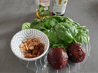 ingrediënten spinazie bieten salade