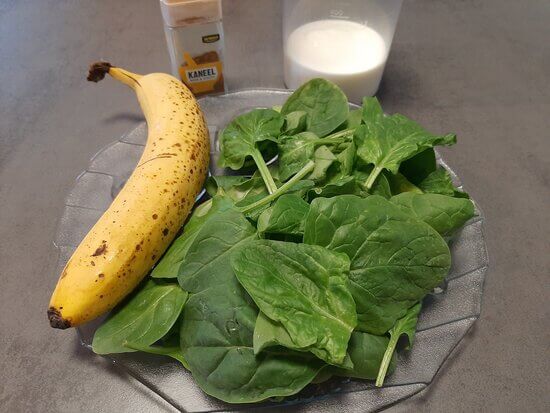 De ingrediënten voor een spinazie bananen smoothie.