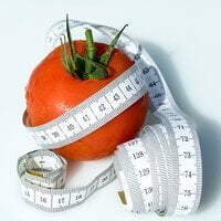 Tomaat met meetlint.