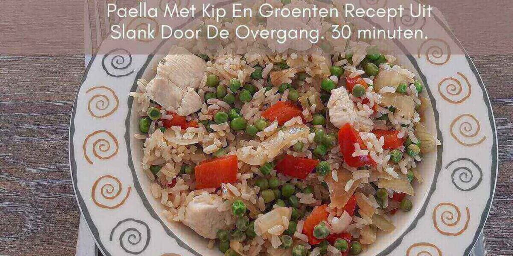 Paella met kip uit slank door de overgang in een bord