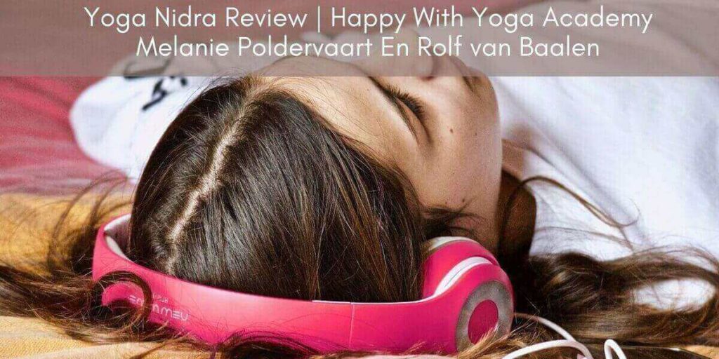 Meisje die luistert naar Yoga Nidra en tot rust komt.