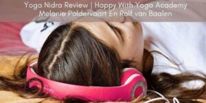 Meisje die luistert naar Yoga Nidra en tot rust komt.