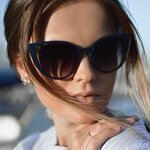 vrouw met zonnebril
