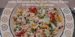 Koude Rijstsalade Met Kip, Erwt, Tomaat, Paprika, Mandarijn. klaar. het recept