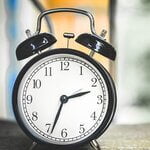 Wekker met late tijd door niet kunnen slapen