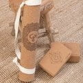 yoga props zoals een yoga mat en yoga blokken