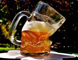 Bier in een vervormd glas. Bier in een vervormd glas.